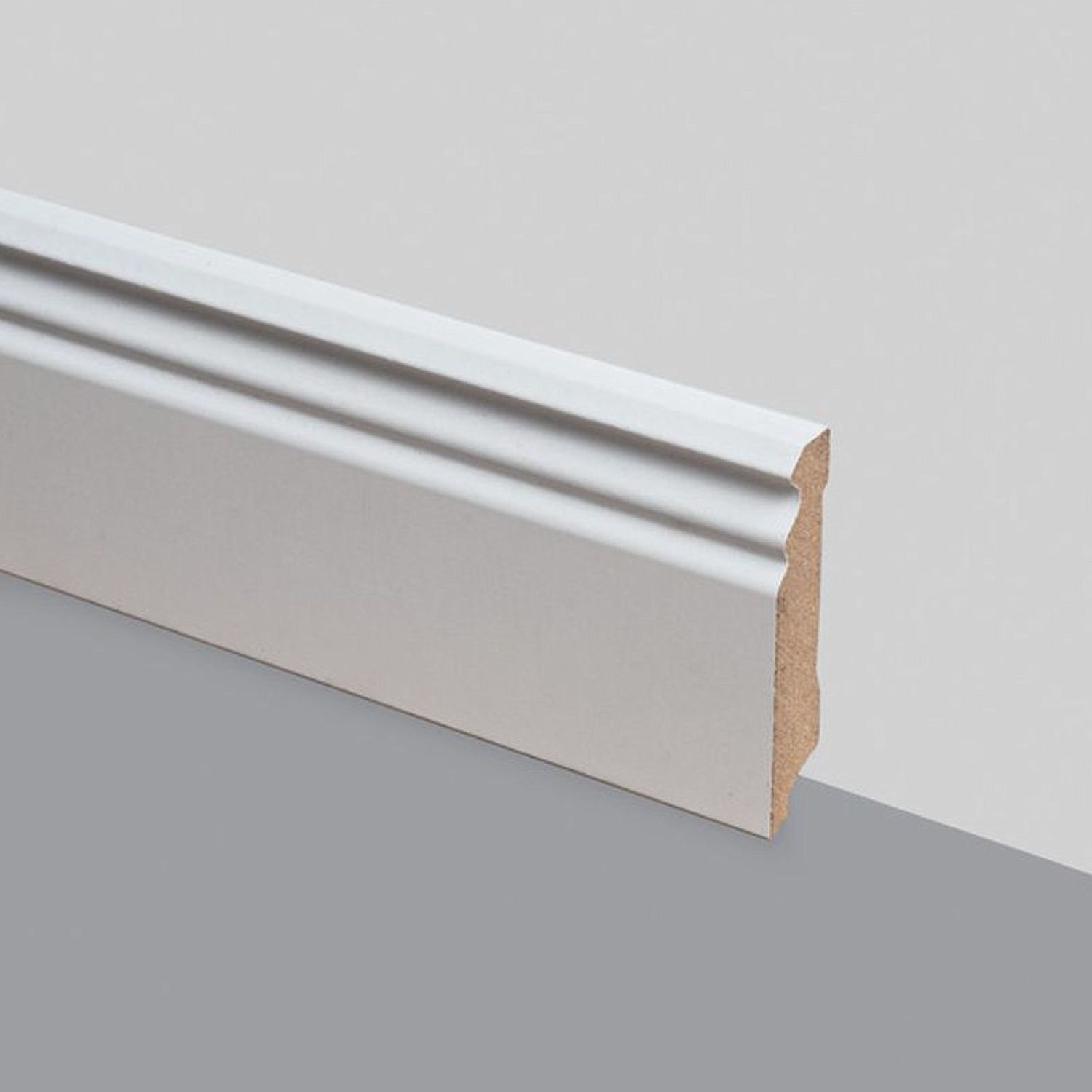 Weiße Sockelleiste aus MDF mit profilierter Kante