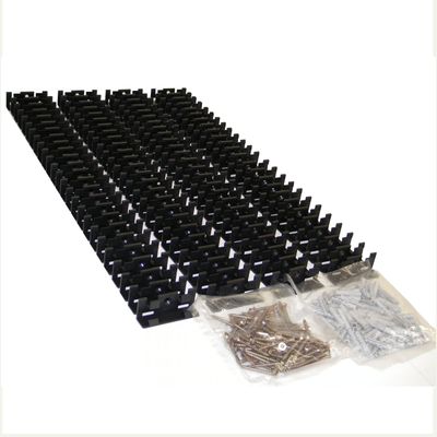 Schwarze Clips aus Kunststoff mit je einem Beutel voller Schrauben und Dübel