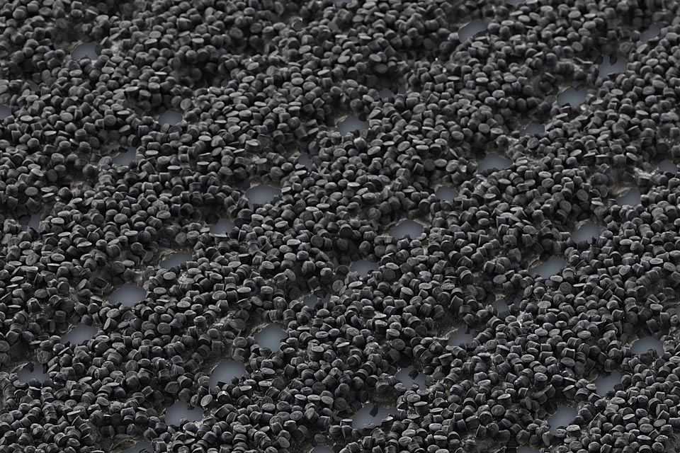 AKO Sicherheitsmatte in der Farbe Basalt (Dunkelgrau). Nahaufnahme, die das Granulat besonders gut zeigt.