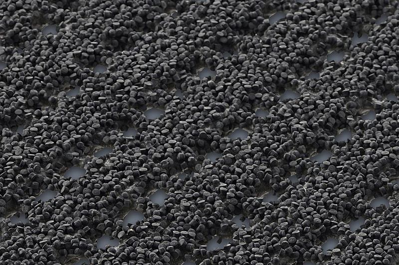 AKO Sicherheitsmatte in der Farbe Basalt (Dunkelgrau). Nahaufnahme, die das Granulat besonders gut zeigt.