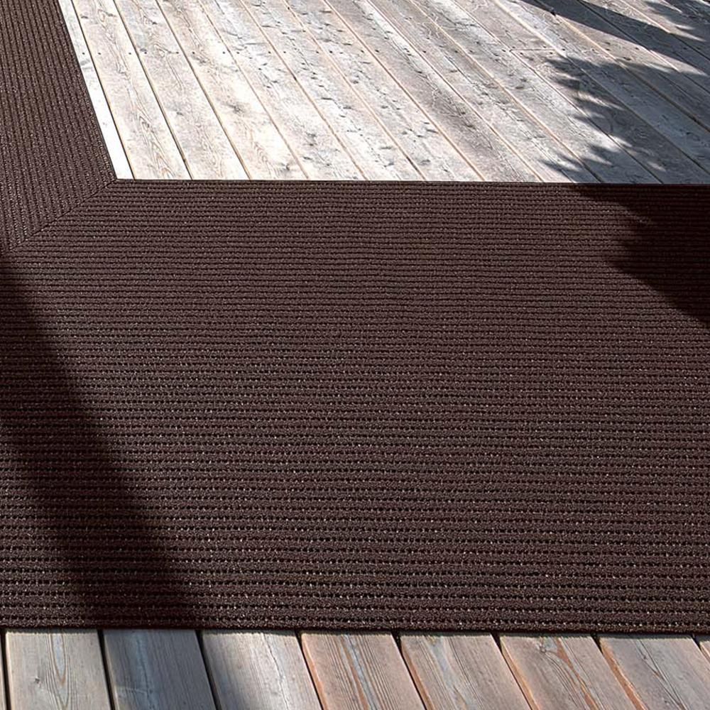 AKO Sicherheitsmatte in der Farbe Lava (Dunkelbraun) auf einem Holzsteg