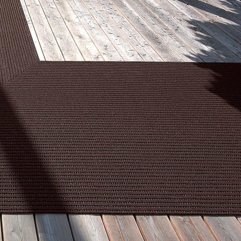 AKO Sicherheitsmatte in der Farbe Lava (Dunkelbraun) auf einem Holzsteg