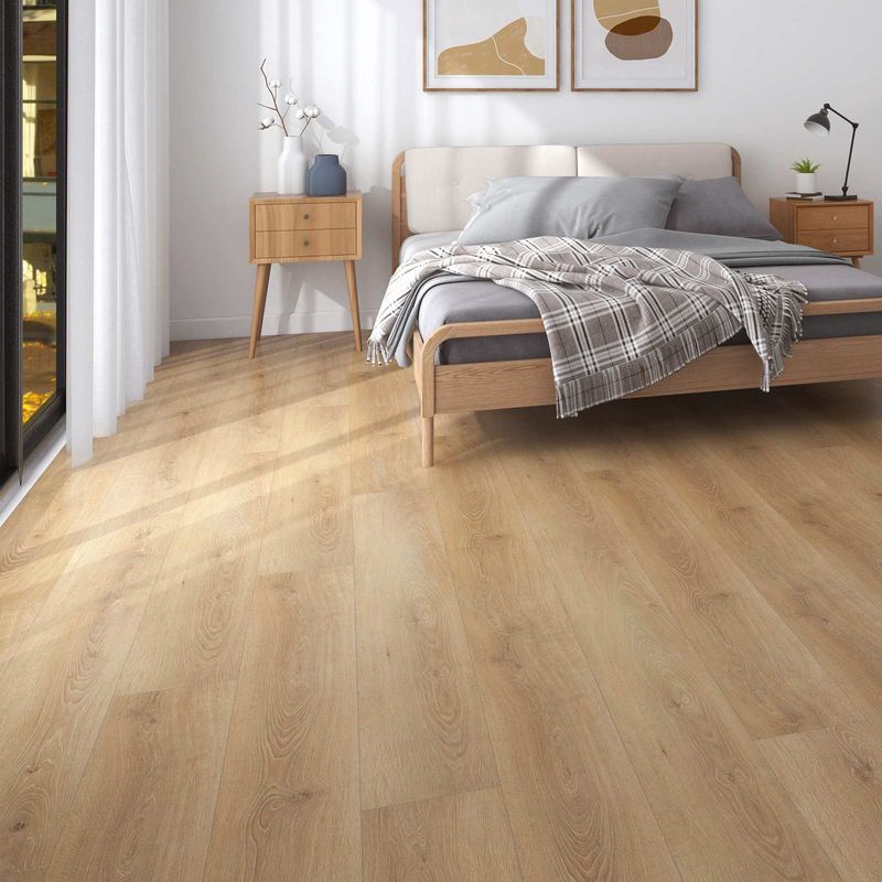 Klick-Vinyl in hellbrauner Holzoptik in einem Schlafzimmer. Clear Oak 33