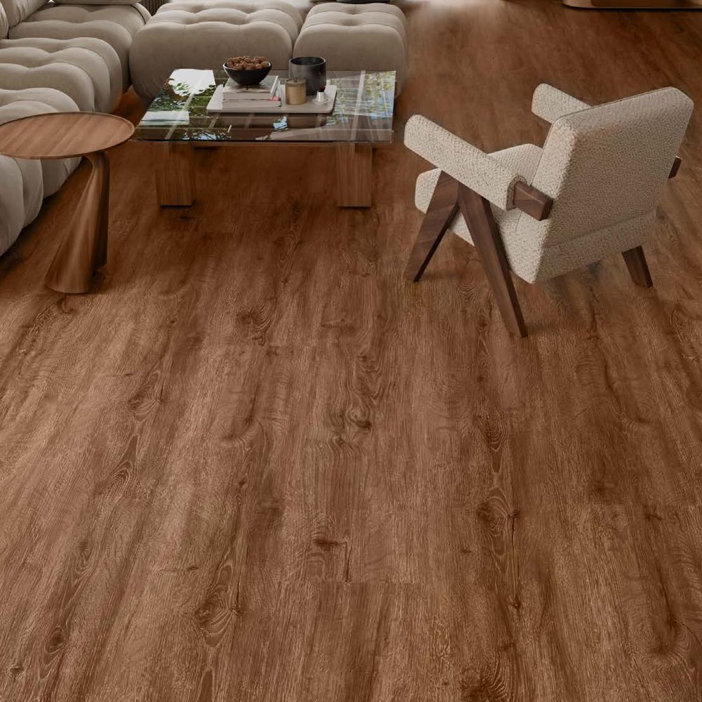 Klick Vinyl in dunkler und rustikaler Holzoptik in einem Wohnzimmer. Eiche Charlottenburg