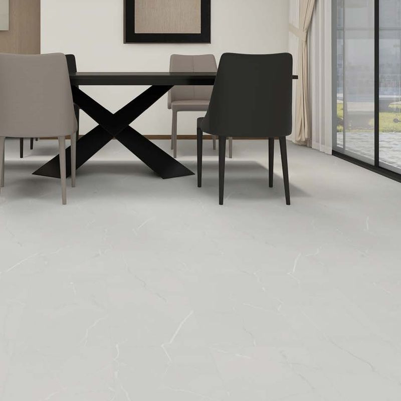 Klick Vinyl in hellgrauer Fliesenoptik mit weißen Marmorierungen im Esszimmer. Fliese Mirage