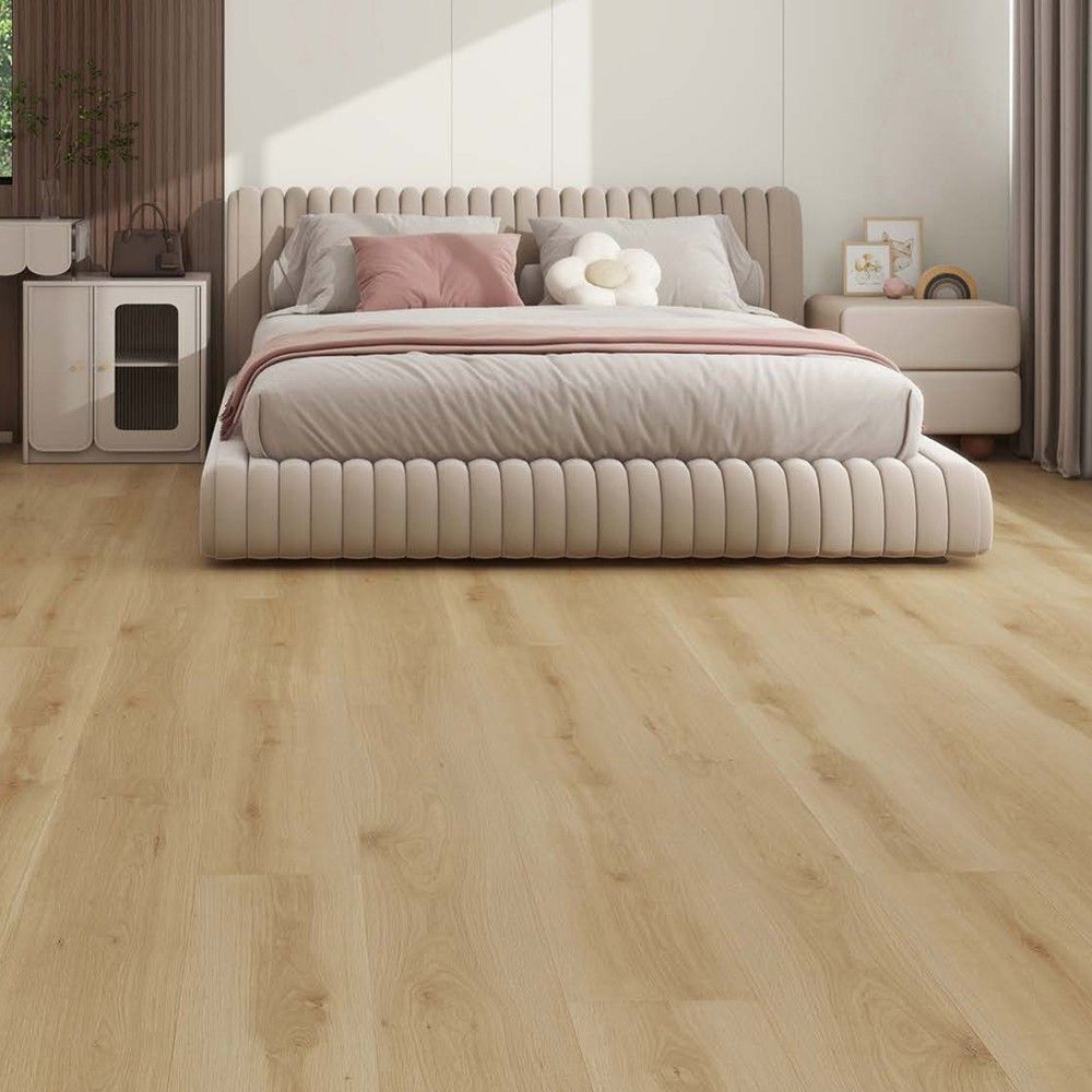 Klick Vinyl in brauner und beiger Holzoptik in einem Schlafzimmer. Eiche Novello