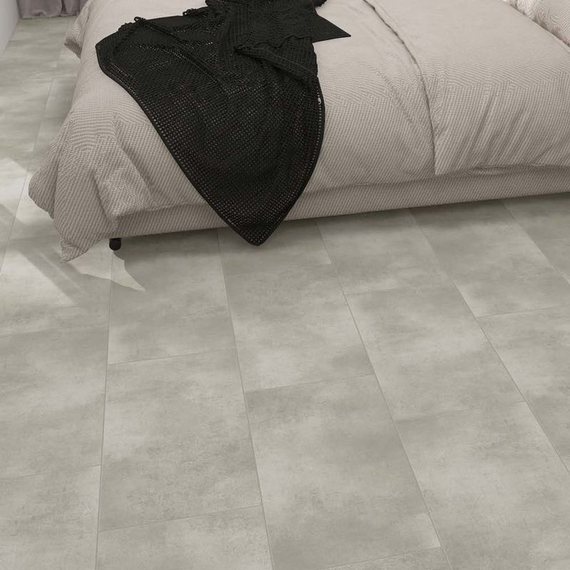Klick Vinyl in grauer Betonfliesenoptik in einem Schlafzimmer. Fliese Fade