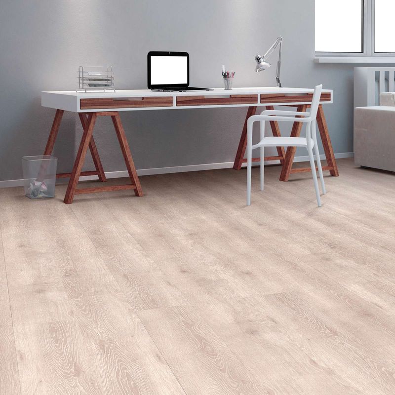 Klick Vinyl in Holzoptik mit weiß gekalkter Farbe in einem Büro. Olena