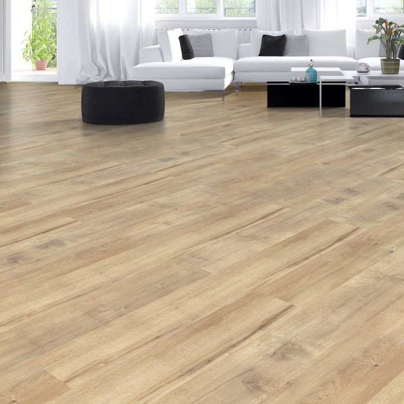 Klick-Vinyl in hellbraun mit rustikaler Holzoptik in einem Wohnzimmer. Reed
