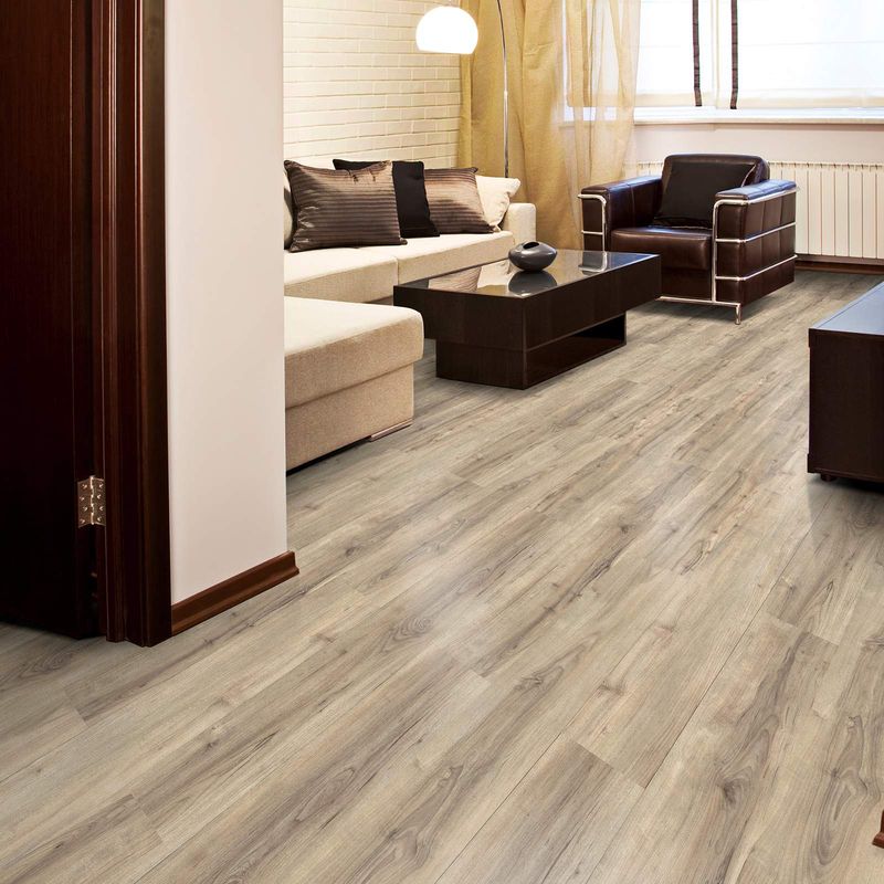 Klick-Vinyl in grauer Holzoptik in einem Wohnzimmer. Bronn