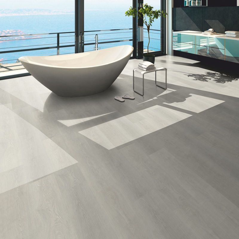 Klick-Vinyl in hellgrauer Holzoptik in einem Badezimmer. Eiche Oceano