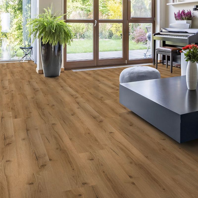 Klick-Vinyl in dunkelbrauner und rustikaler Holzoptik in einem Wohnzimmer. Palazzo Light