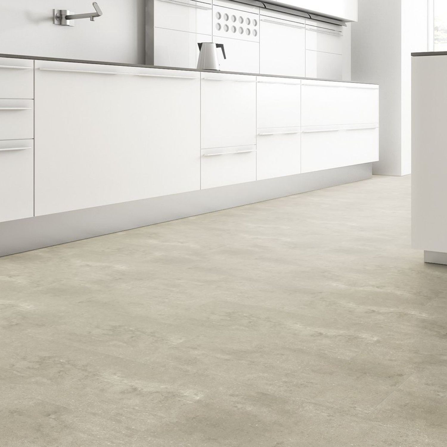Klick-Vinyl in beiger Betonoptik in einer weißen Küche. Authentic Beton Beige