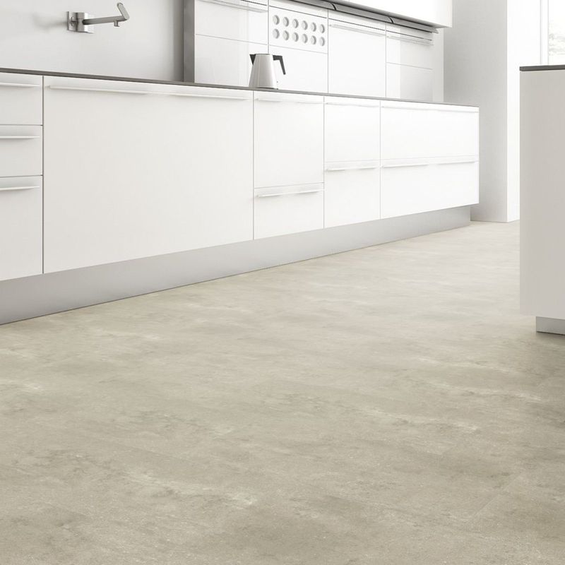 Klick-Vinyl in beiger Betonoptik in einer weißen Küche. Authentic Beton Beige
