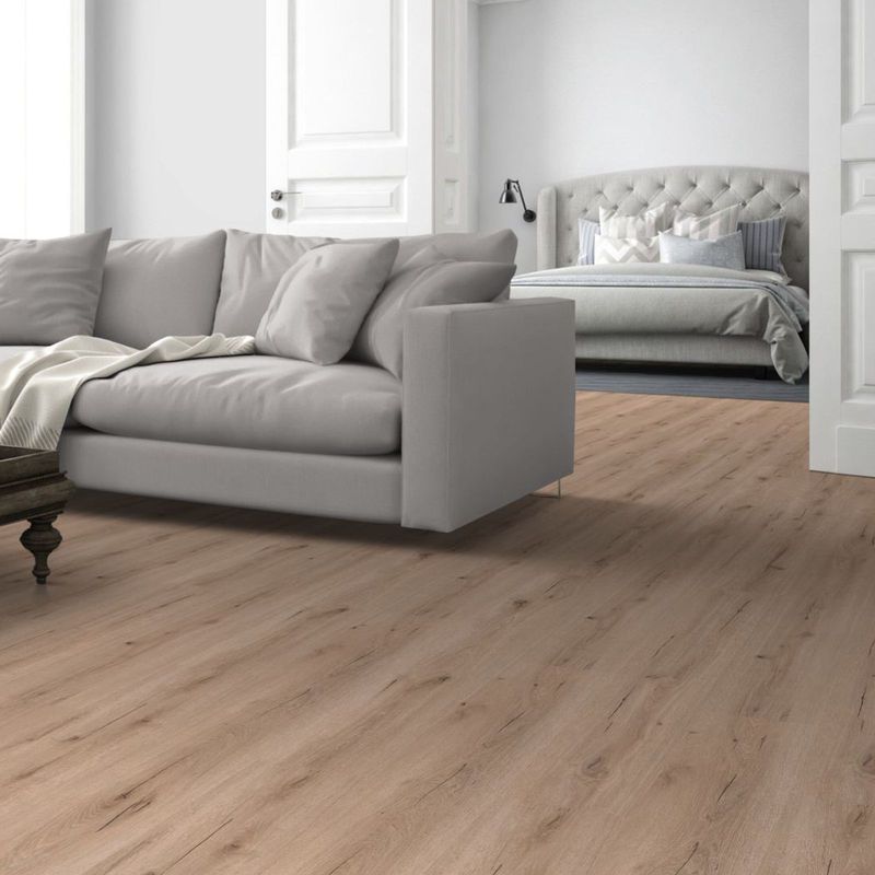 Klick-Vinyl in einem Wohnzimmer mit Holzoptik. Gefärbt in einer Mischung aus Braun und Beige mit dunklen Rissen.