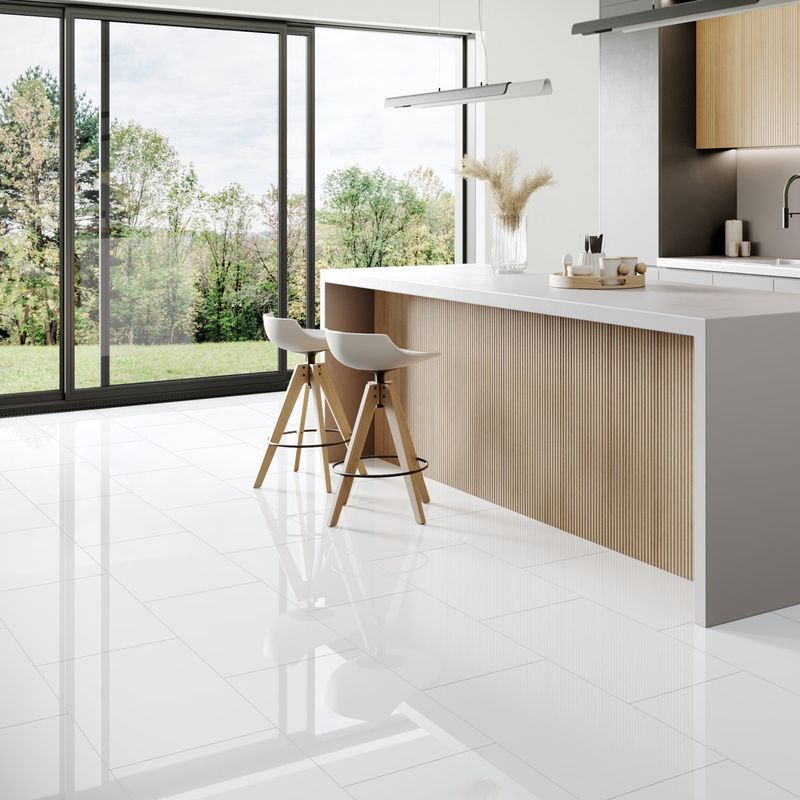 Klick-Vinyl in weißer und hochglänzer Fliesenoptik in einer Küche.