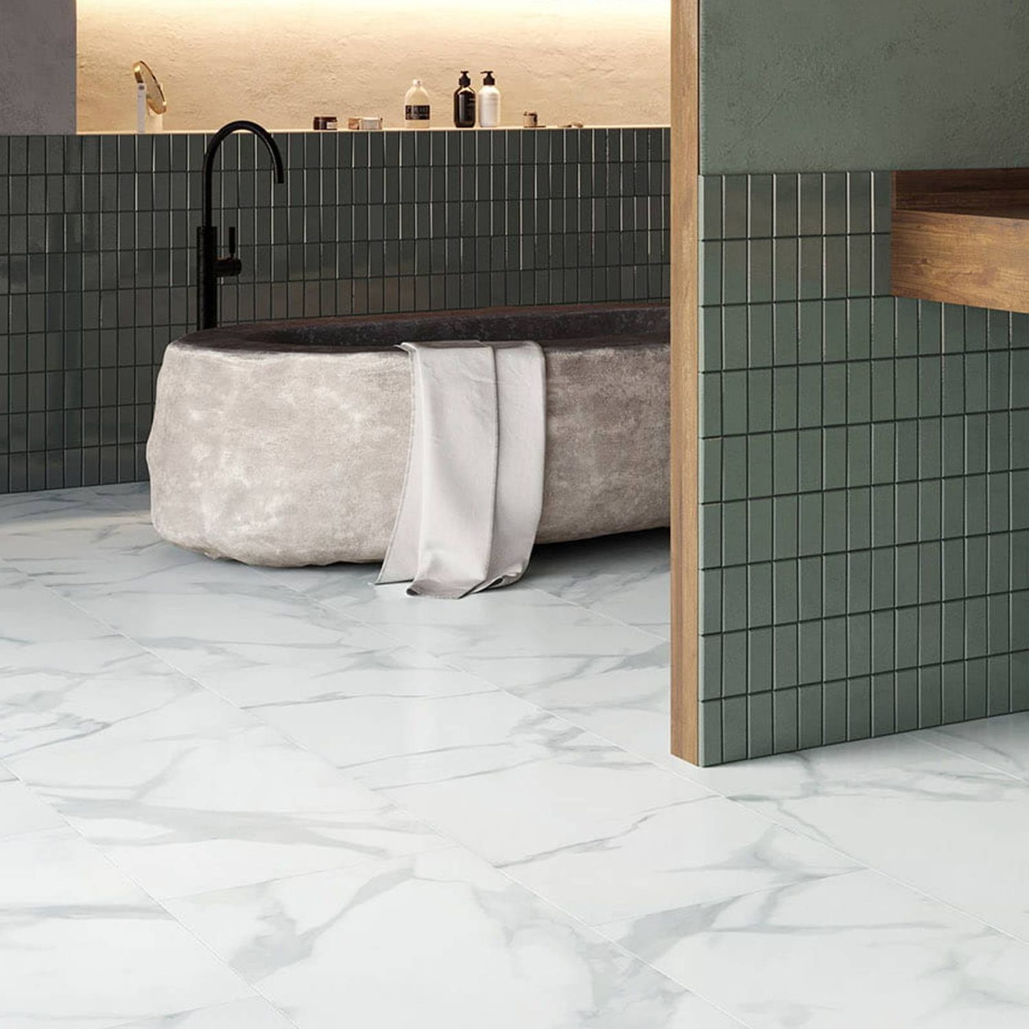 Klebe-Vinyl in weißer Marmoroptik in einem Badezimmer.