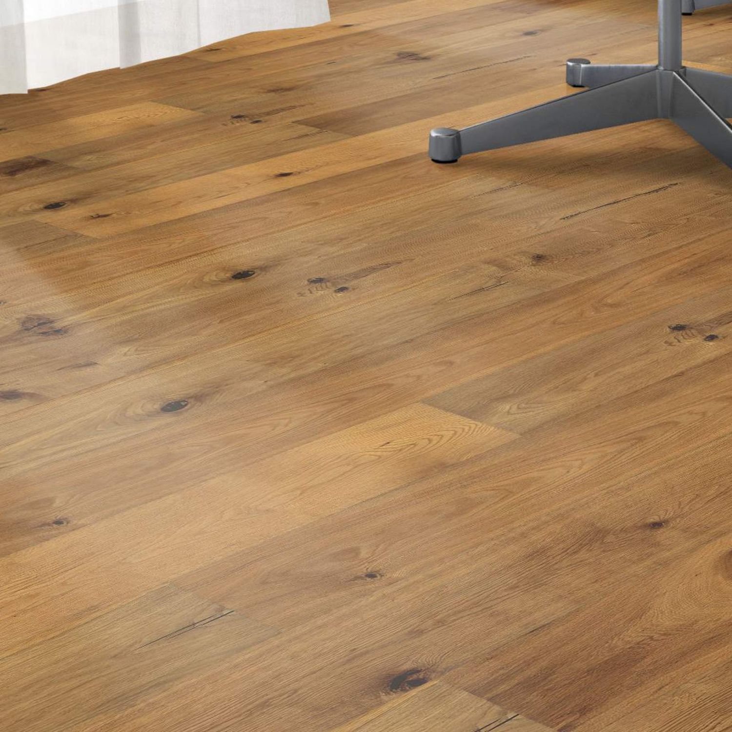 Parkettboden aus Eichenholz mit einem Bürostuhl im Hintergrund. Eiche Classic Geölt