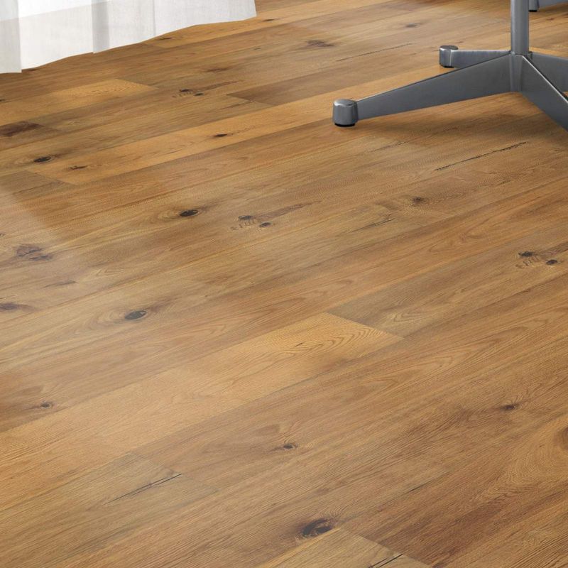 Parkettboden aus Eichenholz mit einem Bürostuhl im Hintergrund. Eiche Classic Geölt