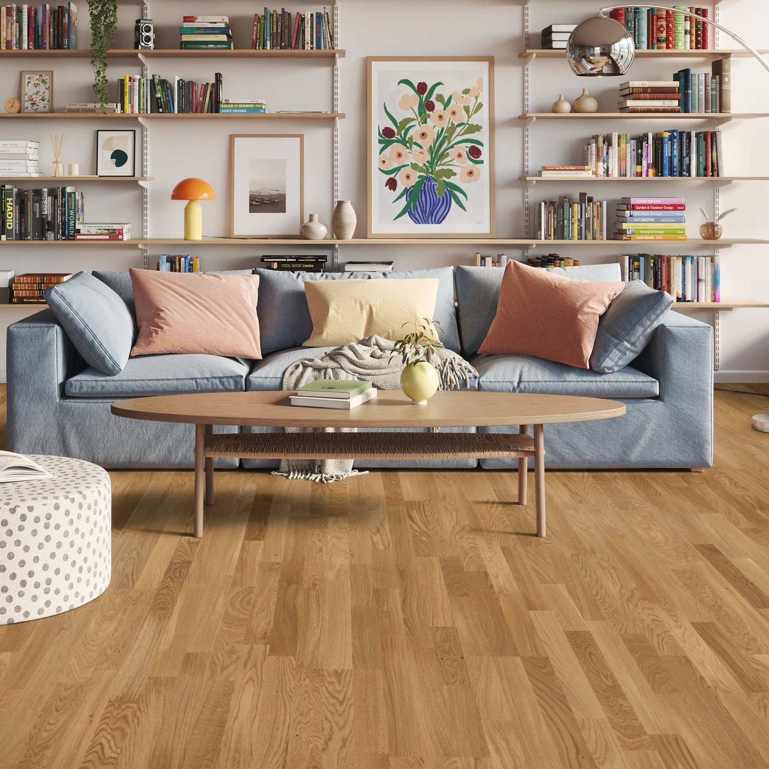 Parkett im Schiffsbodenformat aus Eichenholz in der Farbe Braun in einem Wohnzimmer. Pure Eiche Nat…