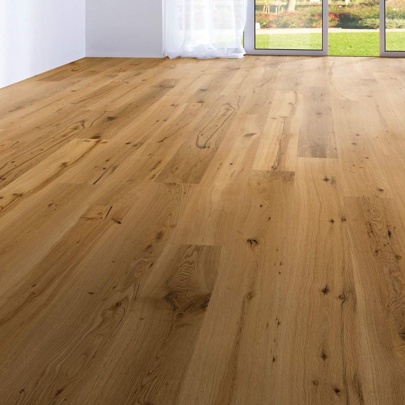 Parkettboden in rustikaler Eichenholzoptik in einem leeren Raum. Eiche Rustikal Hamburg