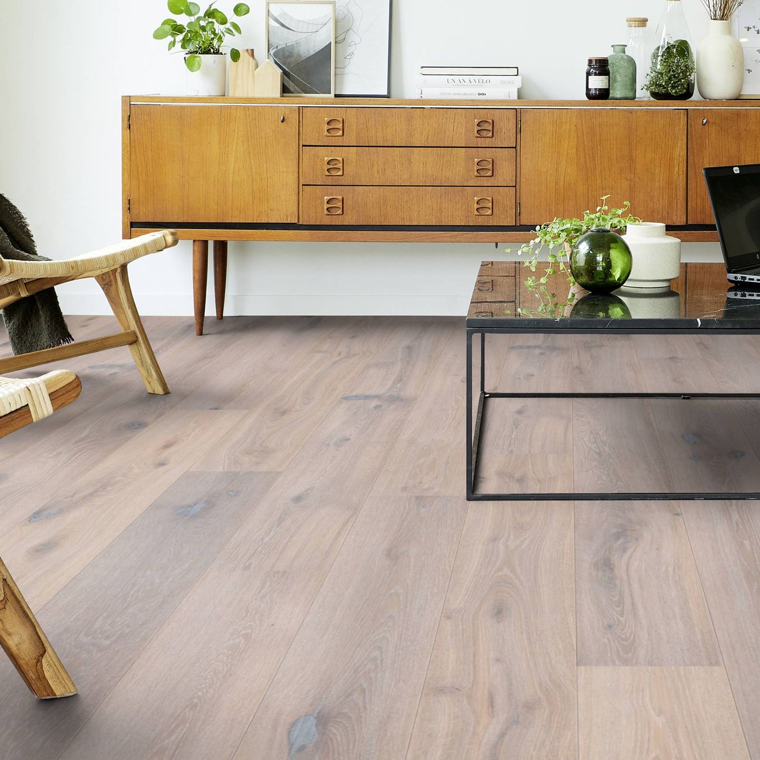 Parkettboden mit weiß gebeizter Eichenholzoberfläche in einem Wohnzimmer. Eiche Heritage Lime Stone