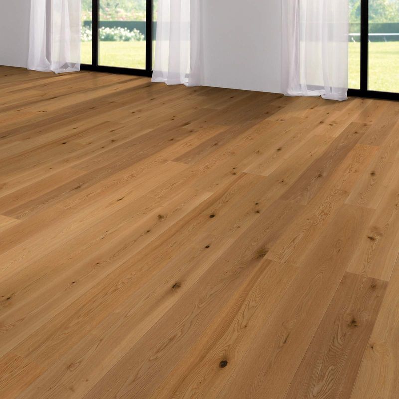 Parkettboden in leicht rustikaler Optik aus Eichenholz in einem leeren Raum. Manor House Stanley