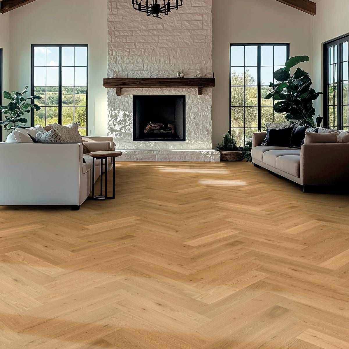 Parkett im Fischgrät-Parkett Format. Die Dielen laufen im Zick-Zack und sind aus Eichenholz. Bild des Bodens im Wohnzimmer.