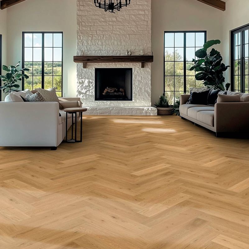 Parkett im Fischgrät-Parkett Format. Die Dielen laufen im Zick-Zack und sind aus Eichenholz. Bild des Bodens im Wohnzimmer.