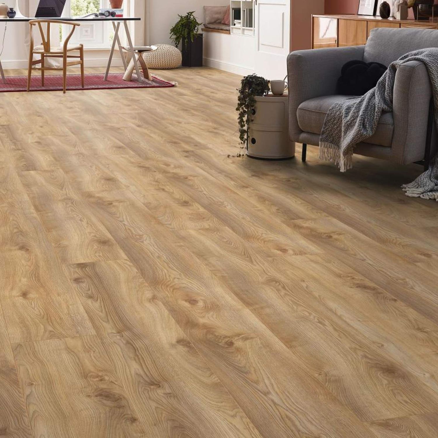 Laminatboden in goldbrauner und rustikaler Eichenholzoptik in einem Wohnzimmer. D4794