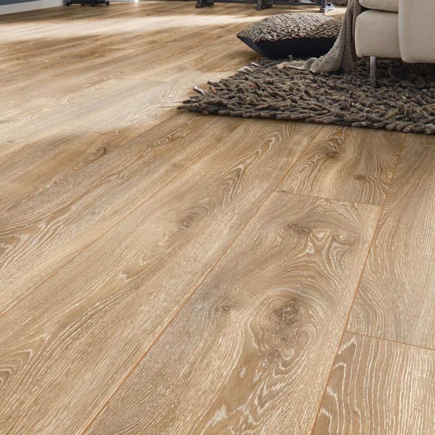 Laminat in einem Wohnzimmer. Eichenholzoptik mit bronzener Farbe und weißen Akzenten. D4795