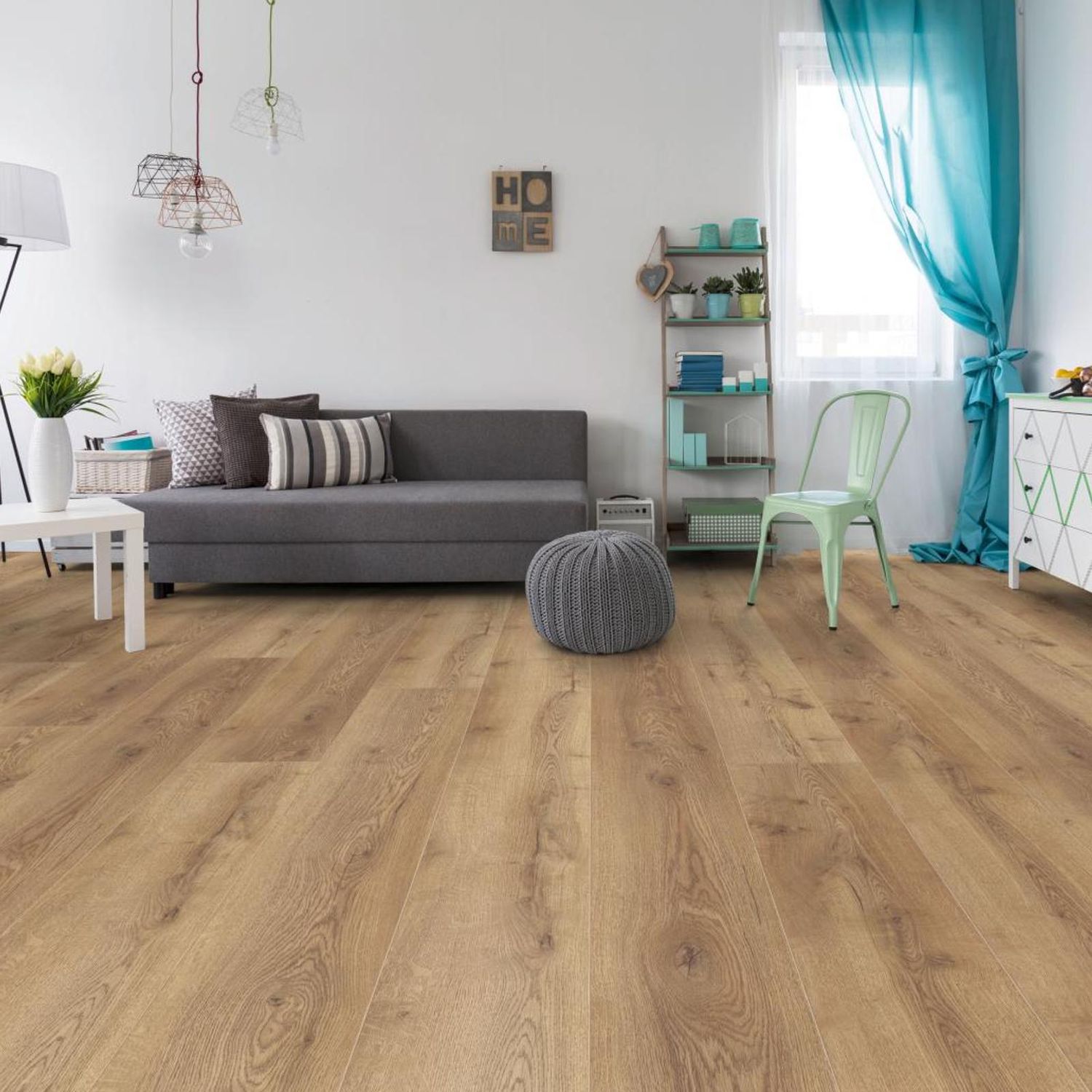 Laminat in natürlich wirkender und rustikaler Eichenholzoptik in einem Wohnzimmer. D4725