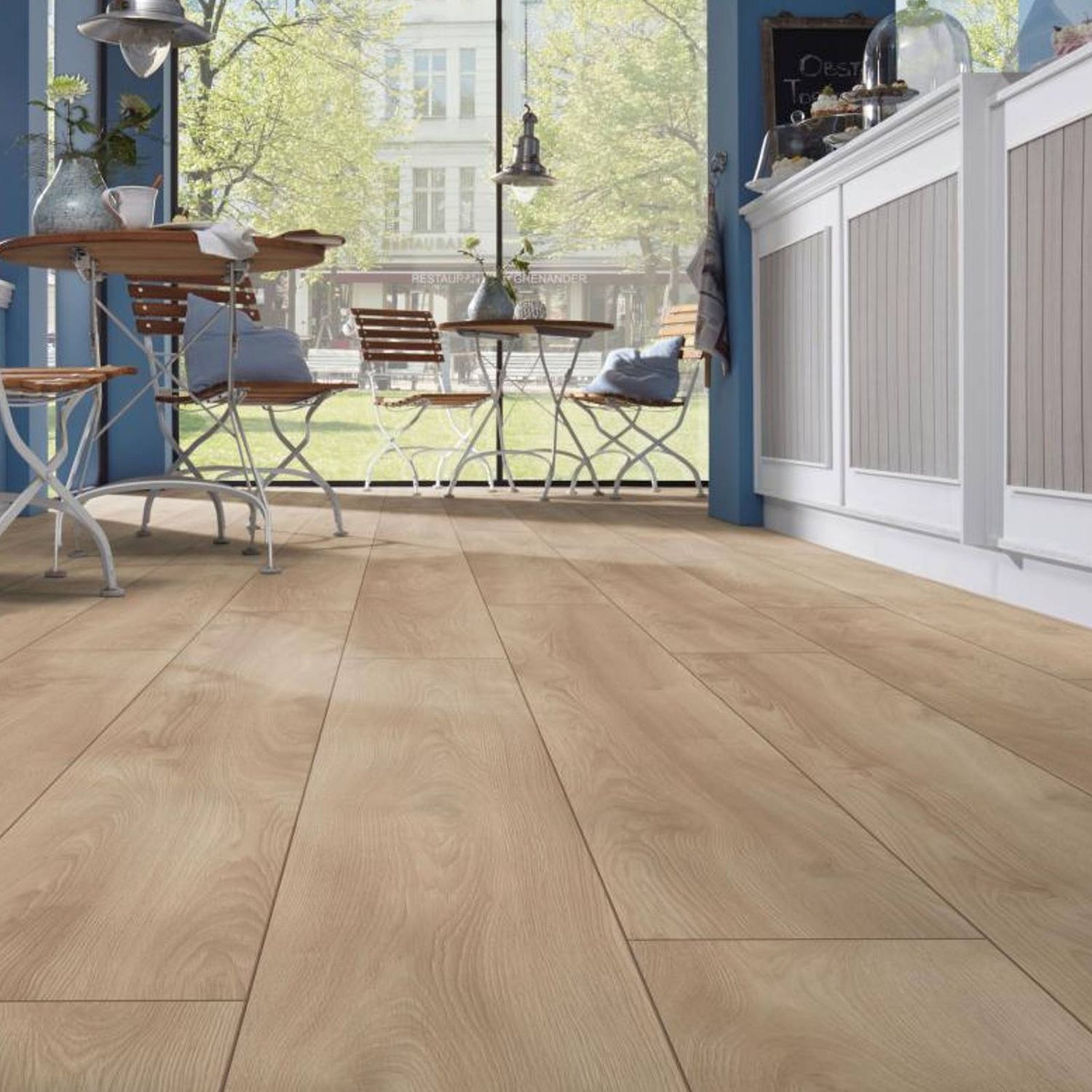 Laminat in Eichenholzoptik in heller und beiger Eichenholzoptik mit feiner Maserung in einem Cafe. D4752