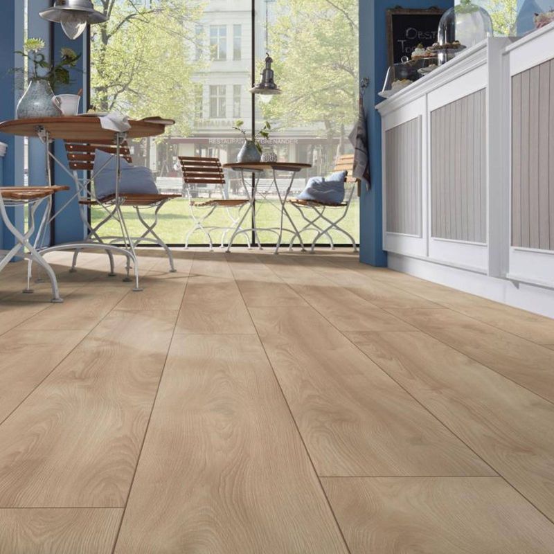 Laminat in Eichenholzoptik in heller und beiger Eichenholzoptik mit feiner Maserung in einem Cafe. D4752