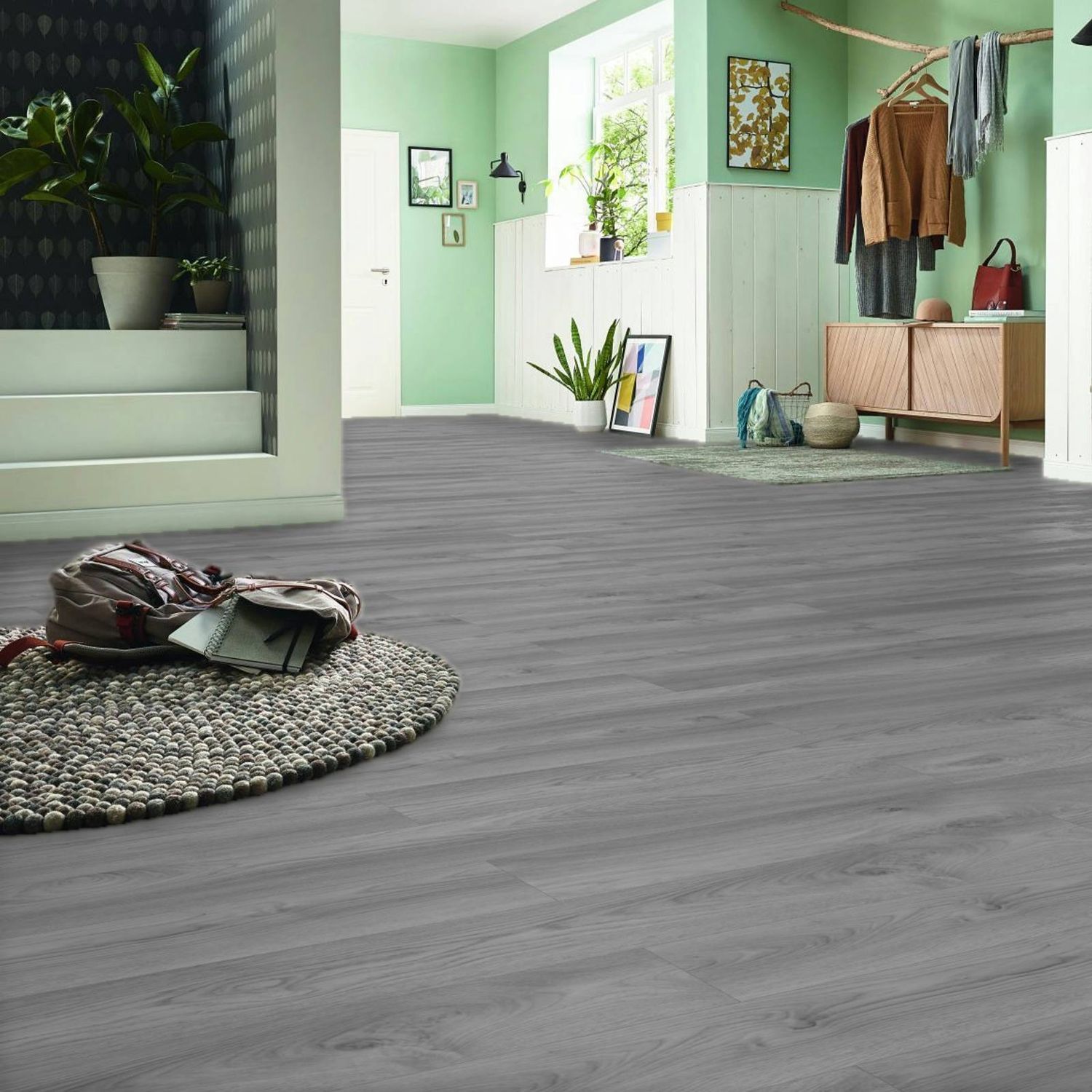 Laminatboden in grauer Holzoptik in einem Wohnzimmer. D3670