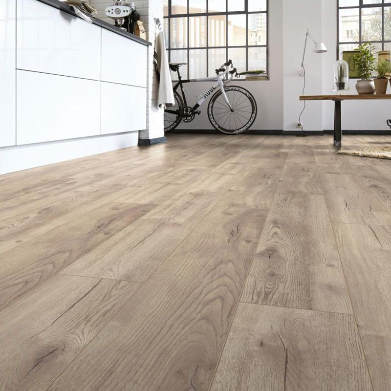 Laminatboden in beiger Eichenholzoptik mit dunklen Rissen in einer Küche. D4763