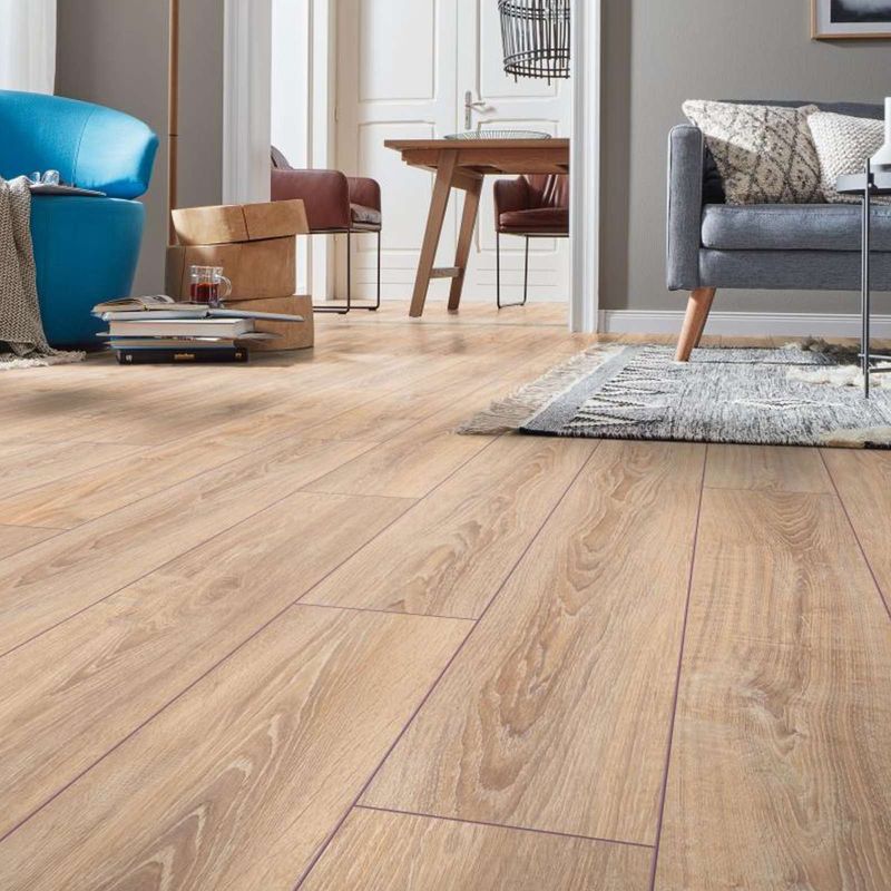 Laminatboden in Holzoptik in der Farbe Beige mit weißen Akzenten und markanter Holzmaserung in einem Wohnzimmer. D2987