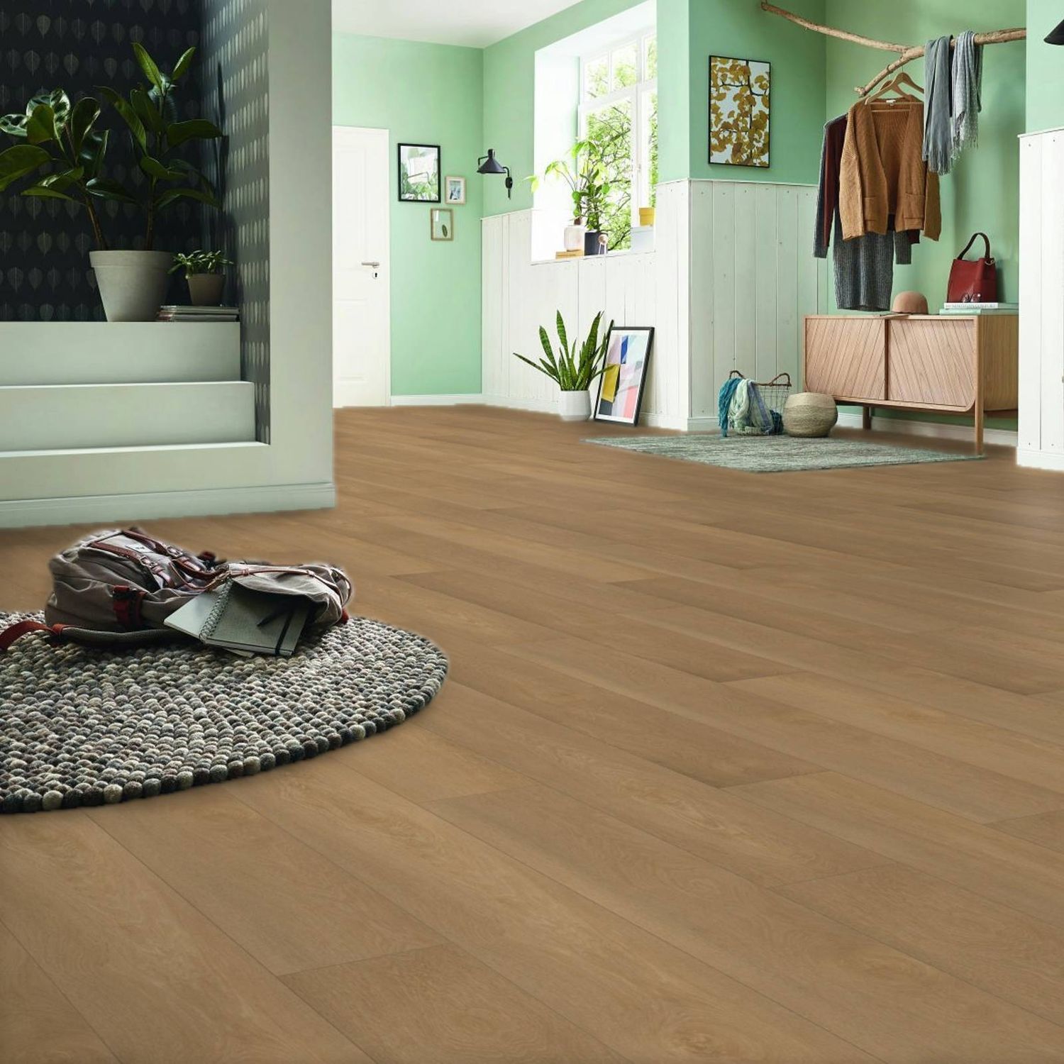 Laminatboden in dunklerer und beiger Holzoptik mit feiner Holzmaserung in einem großen Raum.