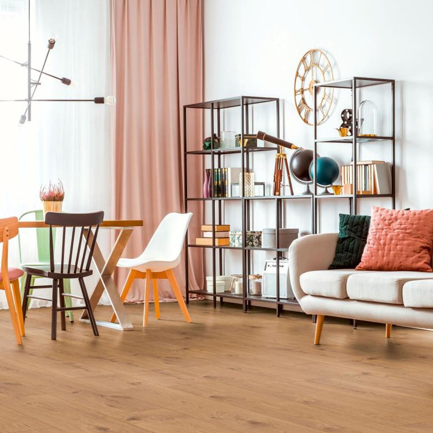 Laminat in natürlicher Eichenholzoptik mit rustikalen Elementen in einem Wohnzimmer. D3224