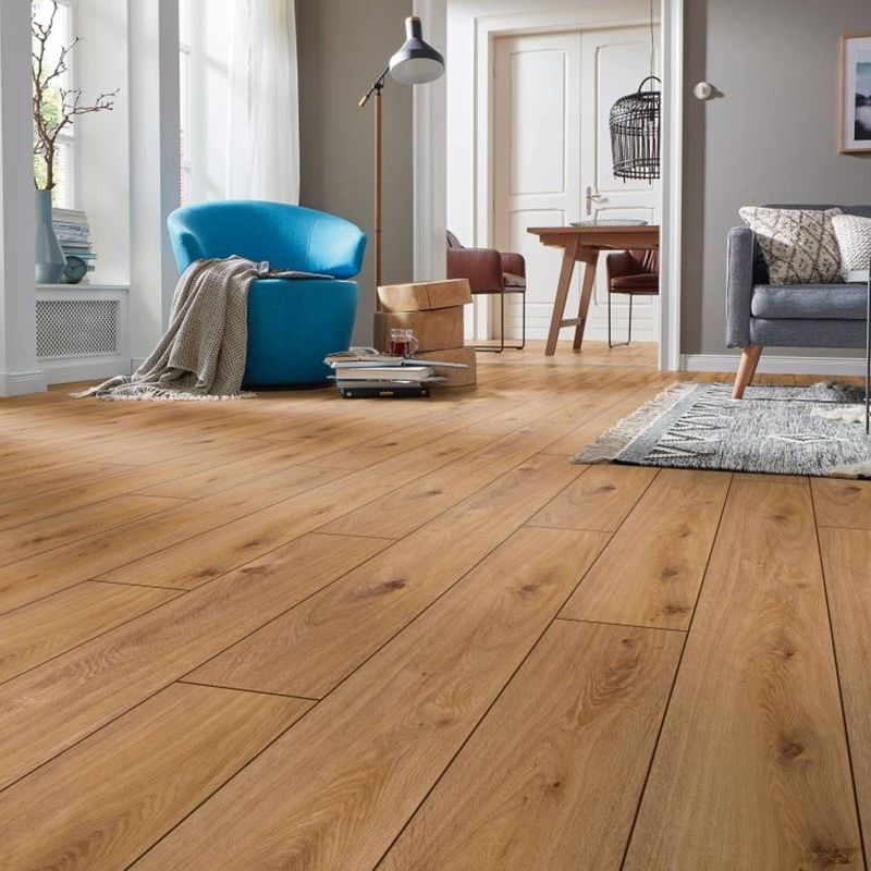 Laminat in natürlicher Eichenholzoptik mit rustikalen Elementen in einem Wohnzimmer. D4169