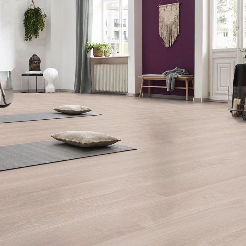 Laminatboden in einem Yogaraum mit hellbeiger Eichenholzoptik. D2873