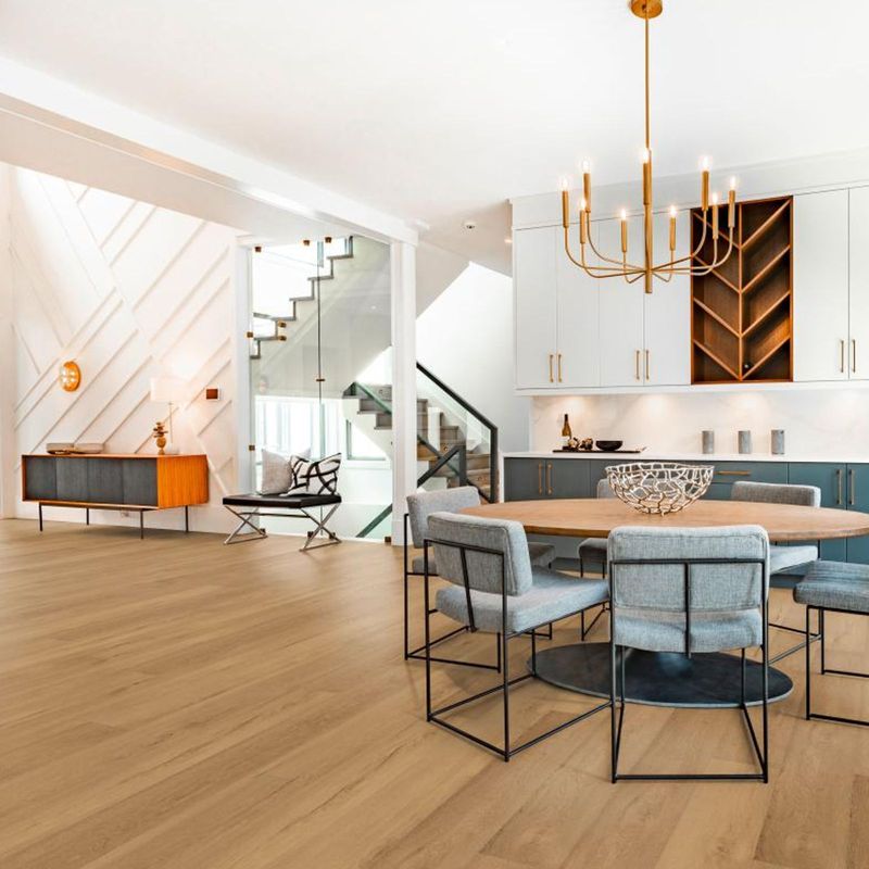 Laminatboden in beiger Holzoptik mit rustikalen Elementen in einem Essbereich. D81182