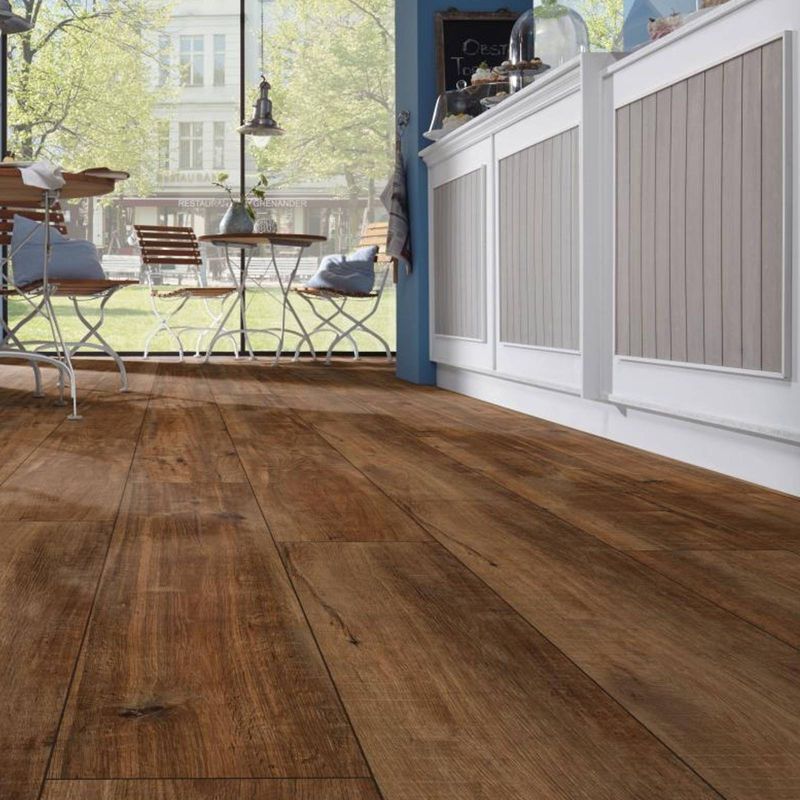 Laminat in dunkelbrauner Holzoptik in einem Cafe. D4783