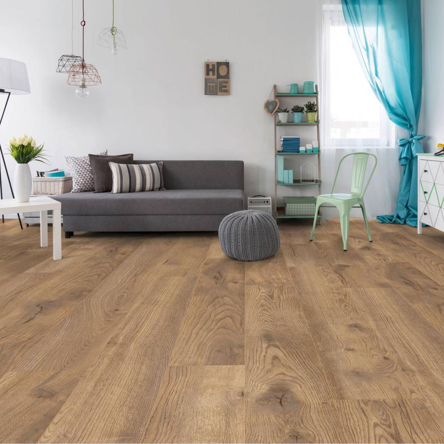 Laminat in brauner und rustikaler Eichenholzoptik in einem Wohnzimmer. D4764