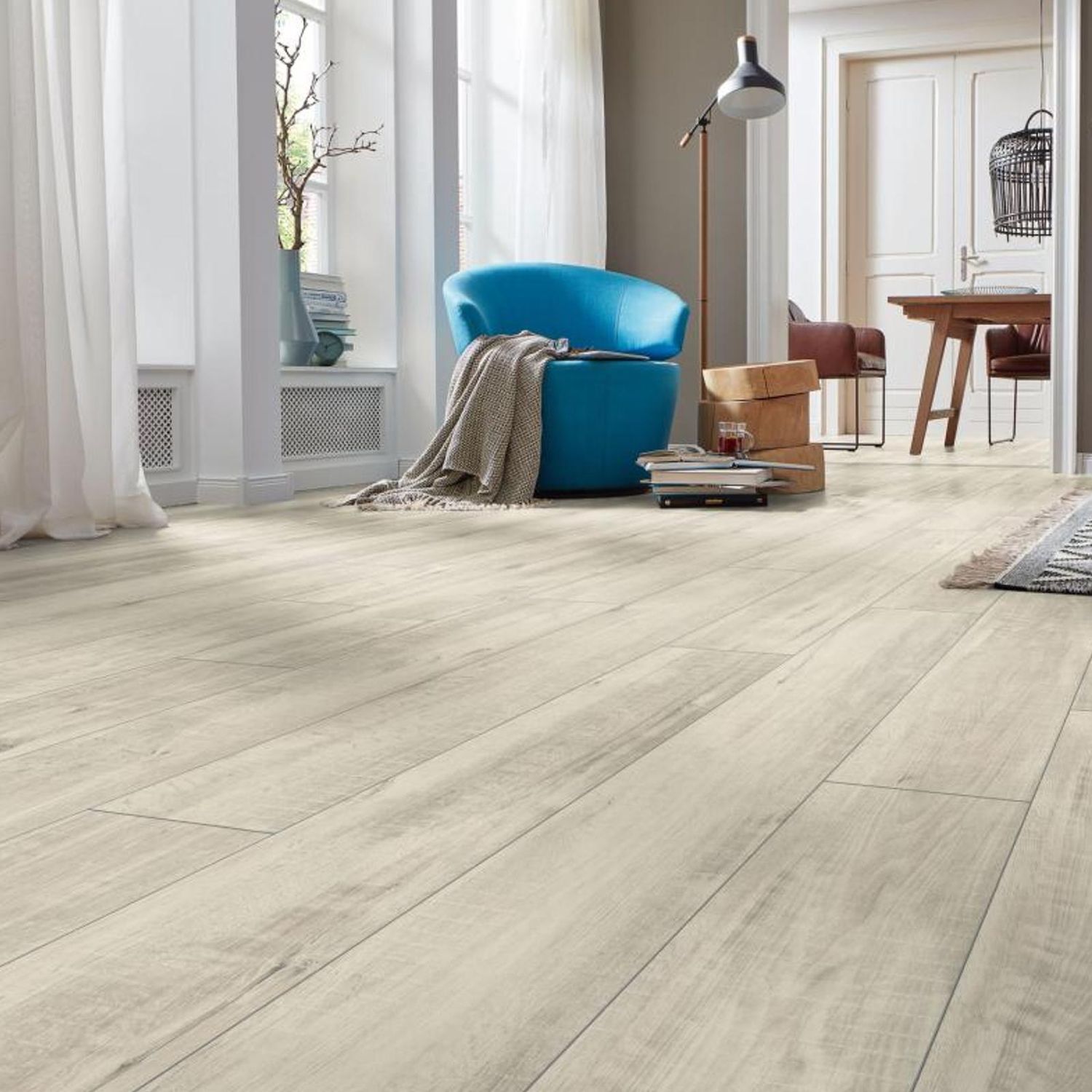 Laminatoden in Holzoptik in einer Mischung aus Cremweiß und Hellgrau. Foto eines Wohnzimmers mit Blick in den Flur.D4787