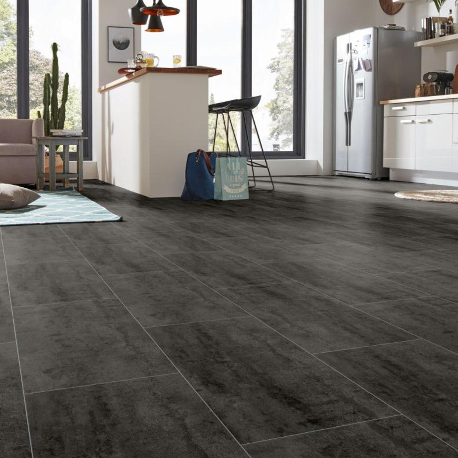 Laminatboden in schwarzer Fliesenoptik in einer Küche.