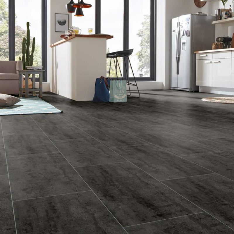 Laminatboden in schwarzer Fliesenoptik in einer Küche.