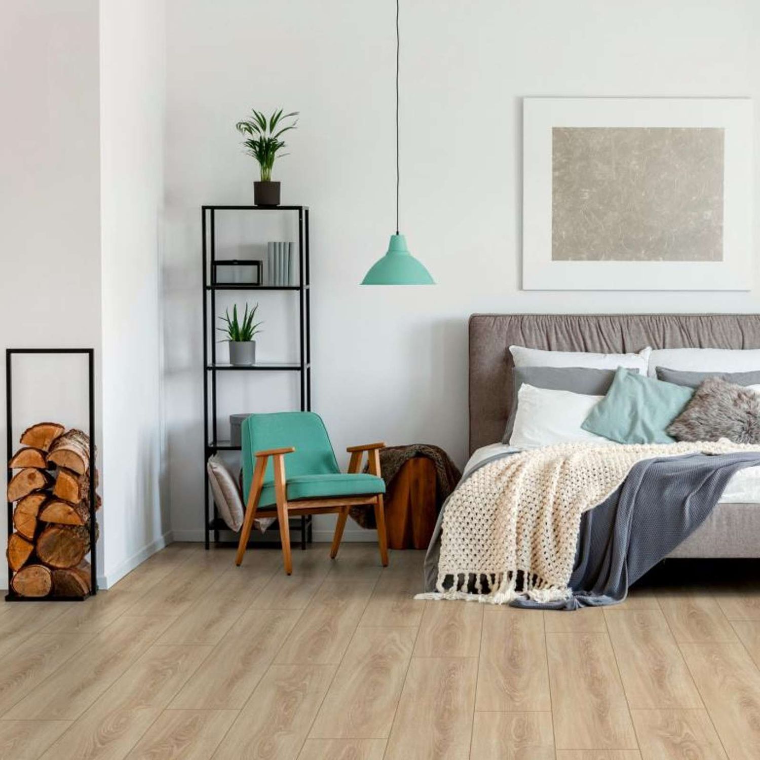 Laminat in beiger Holzoptik im Schlafzimmer mit ausgeprägter Holzmaserung. D4164