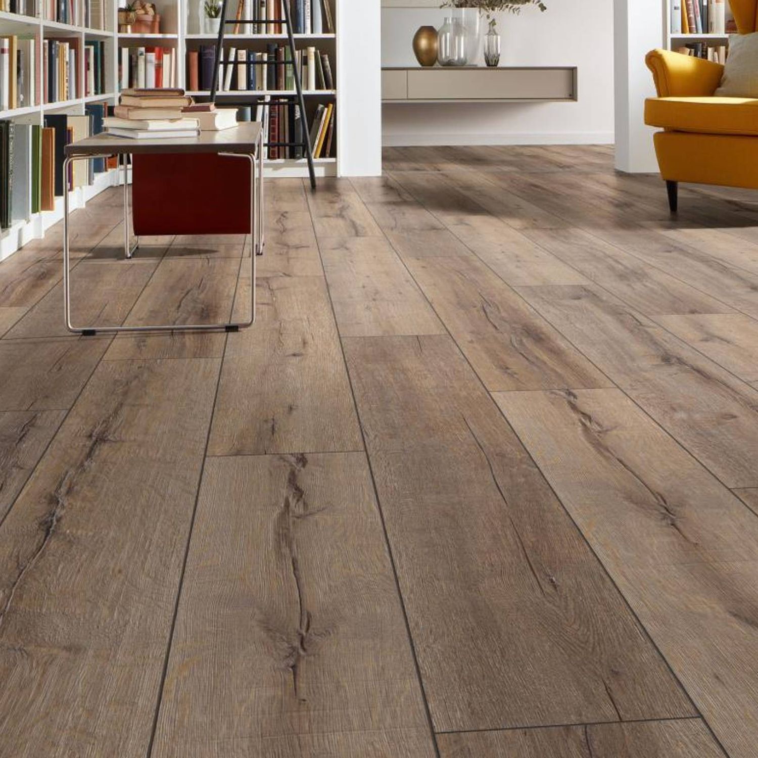 Laminatboden in rustikaler Eichenholzoptik in einer Mischung aus Grau und Braun. Foto des Bodens in einer Bibliothek