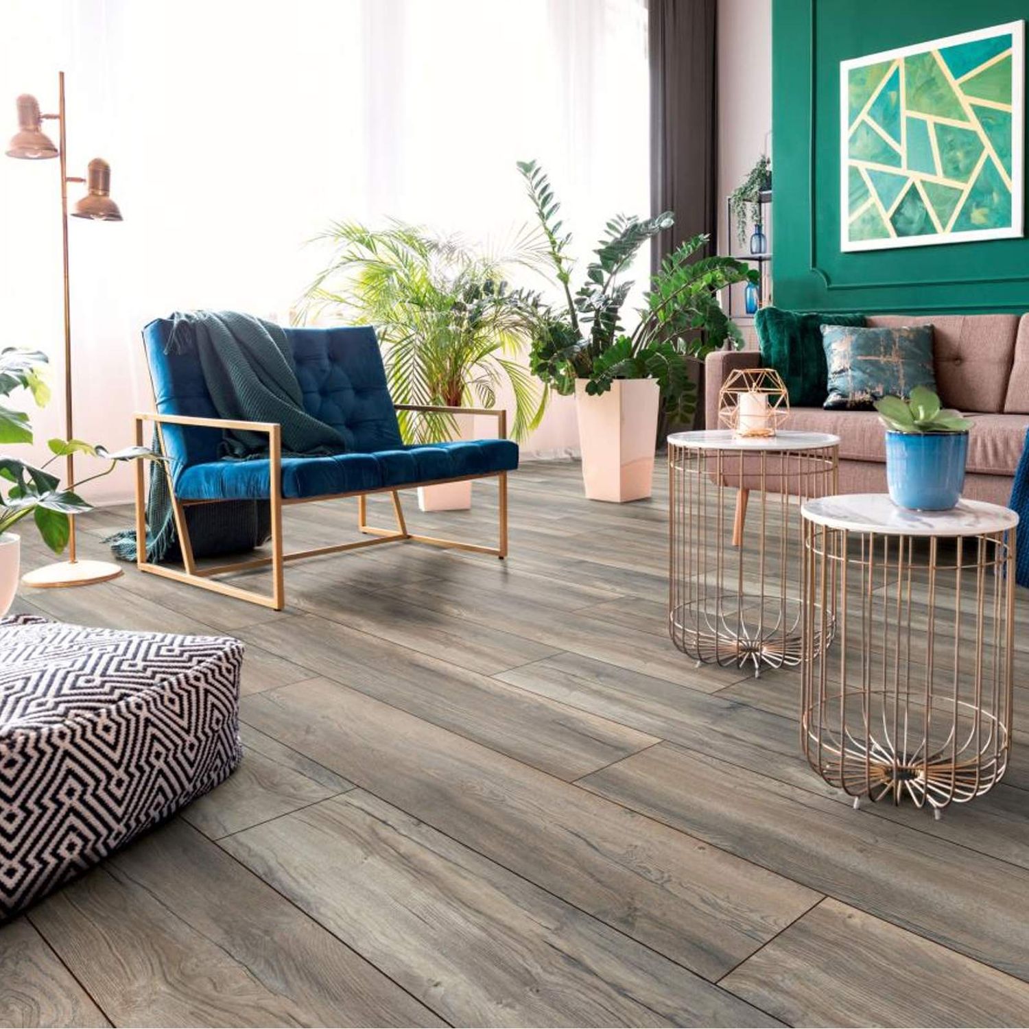 Laminat in rustikaler Eichenholzoptik in unterschiedlichen Grautönen. Foto des Bodens in einem bunten Wohnzimmer. D3572